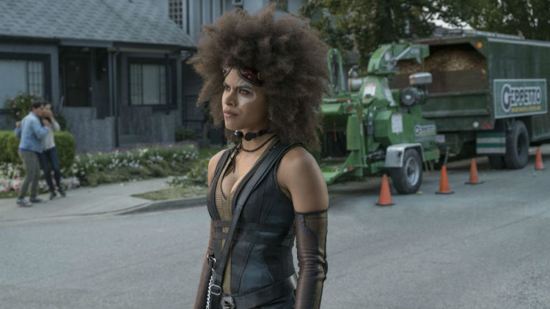Zazie Beetz hace un papel increíble como Domino, pero no tiene mucho que hacer